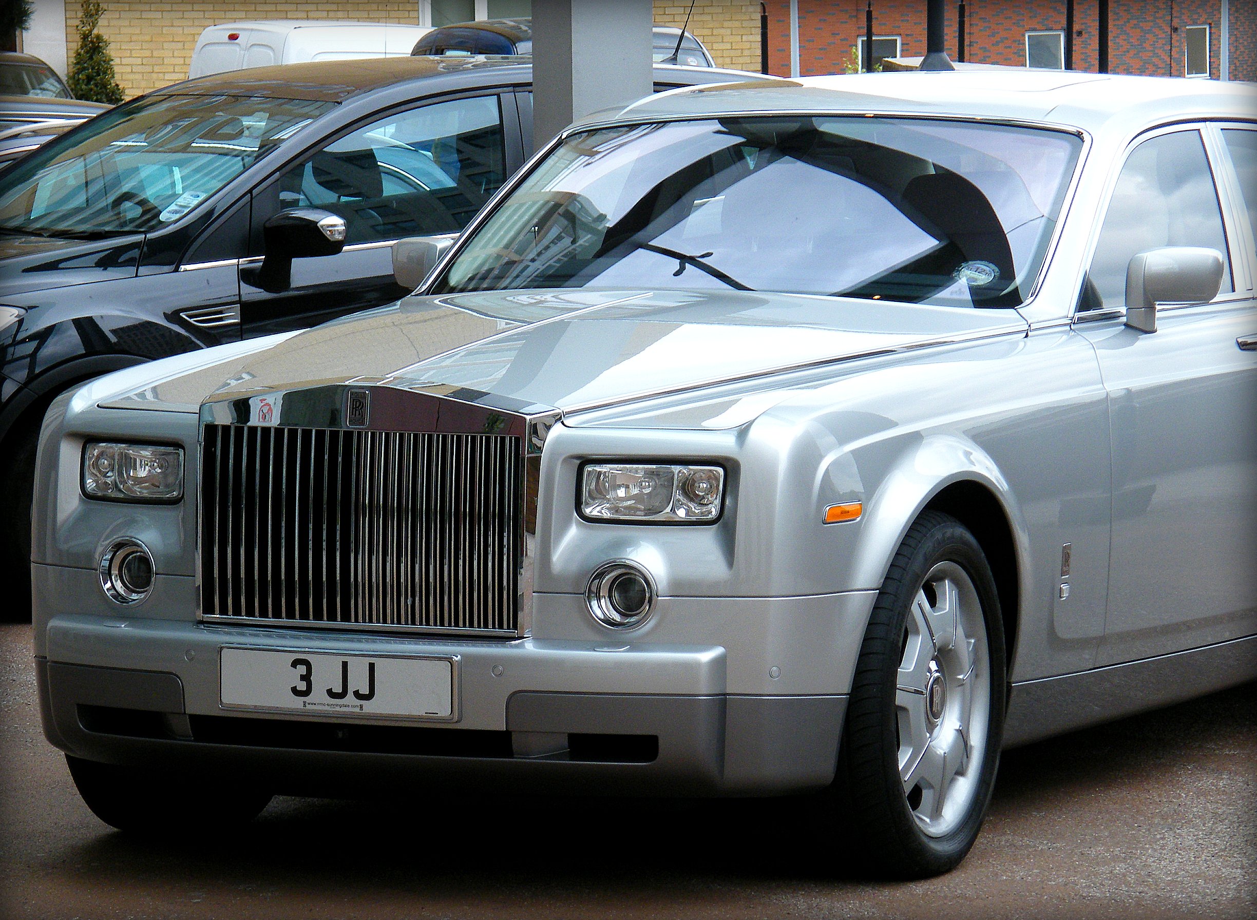 Heading 3: Unbeatable Convenience at Your Fingertips: Why Choosing a Chauffeured Limousine is the Ultimate Business Travel Solution